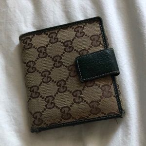 Gucci compact wallet